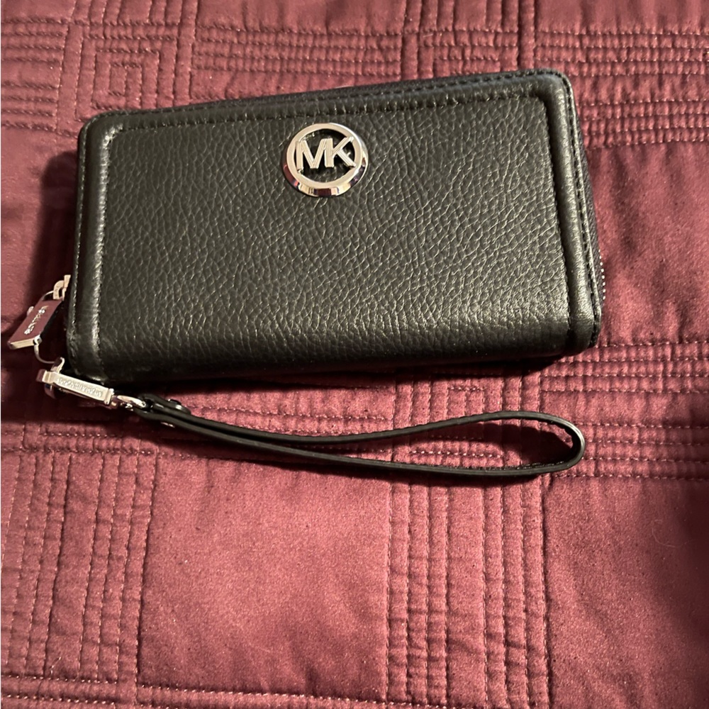 NWOT Black Michael Kors wristlet. - Picture 3 of 5